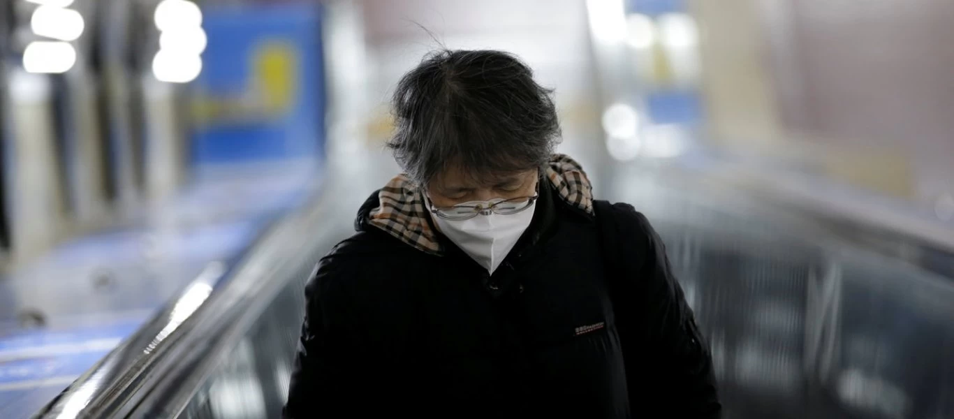 Κοροναϊός: Σάλος με βίντεο που κάνει το γύρο του διαδικτύου και δείχνει ανθρώπους να καταρρέουν στο δρόμο (βίντεο)